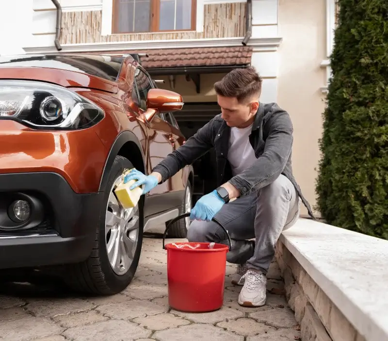 Lavage auto à domicile Lingé : professionnel intervenant sur un véhicule